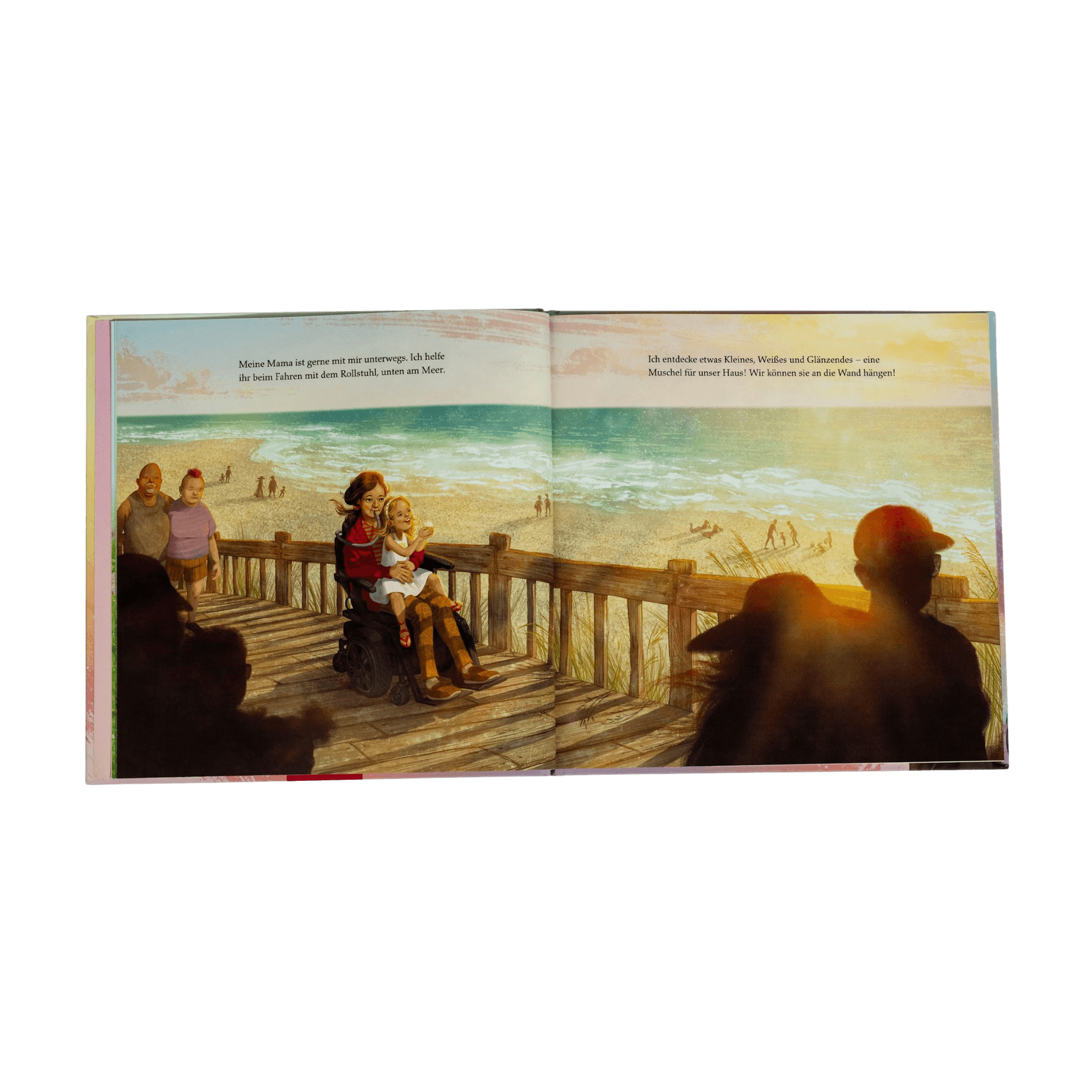Eine Doppelseite aus "Alle spielen mit" von Caroline Cupp zeigt eine erwachsene Person im Rollstuhl und ein Kind auf einer Strandpromenade, die Menschen mit unterschiedlichen Fähigkeiten beim gemeinsamen Spiel an einem sonnigen Strand beobachten.