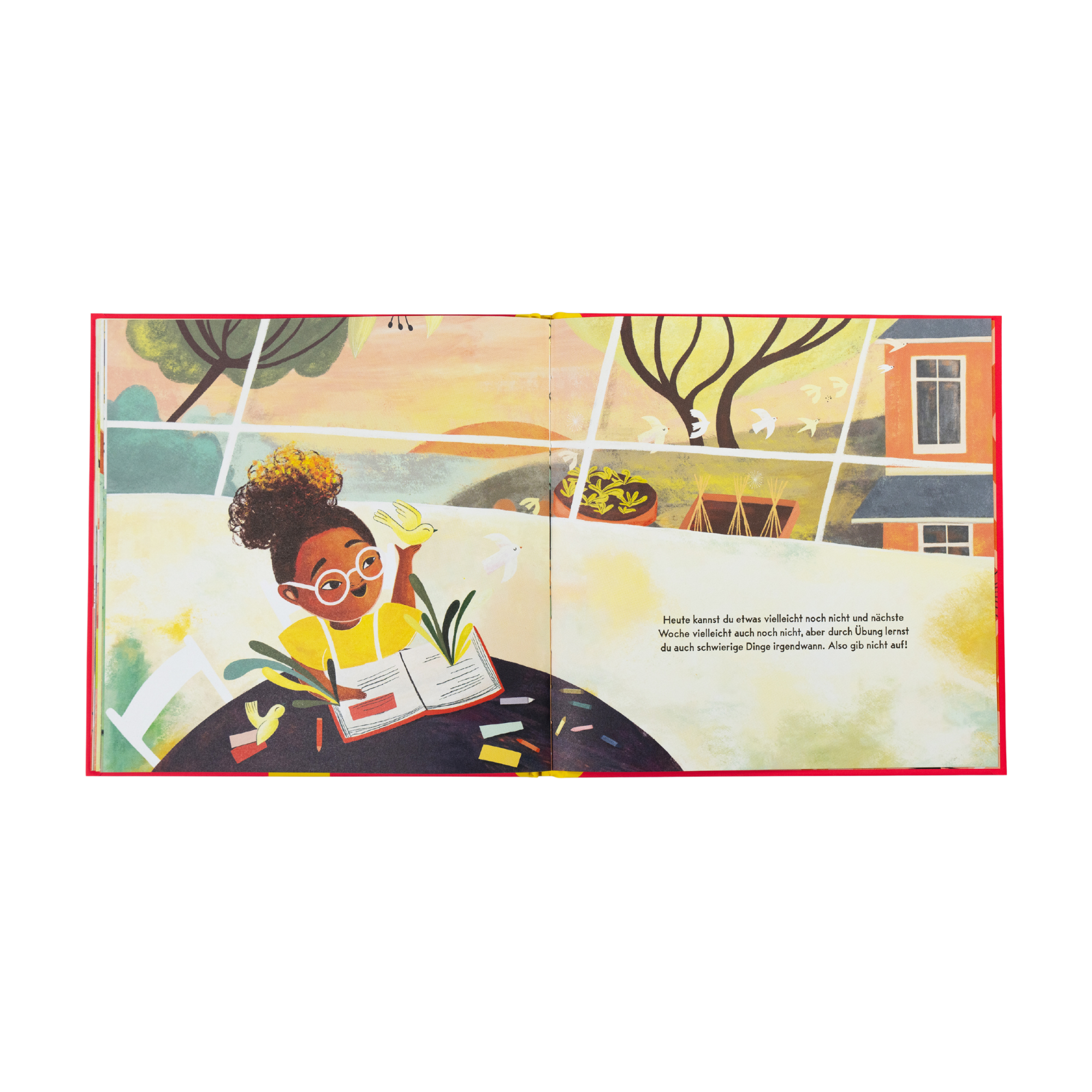 Eine farbenfrohe Kinderbuchillustration zeigt ein Kind mit Brille und lockigem Haar, das "Gib nicht auf!" von Jessica Sanders an einem Tisch liest und sich um eine Pflanze kümmert. Helle Bäume, Schafe und ein Haus erscheinen durch große Fenster hinter ihr.