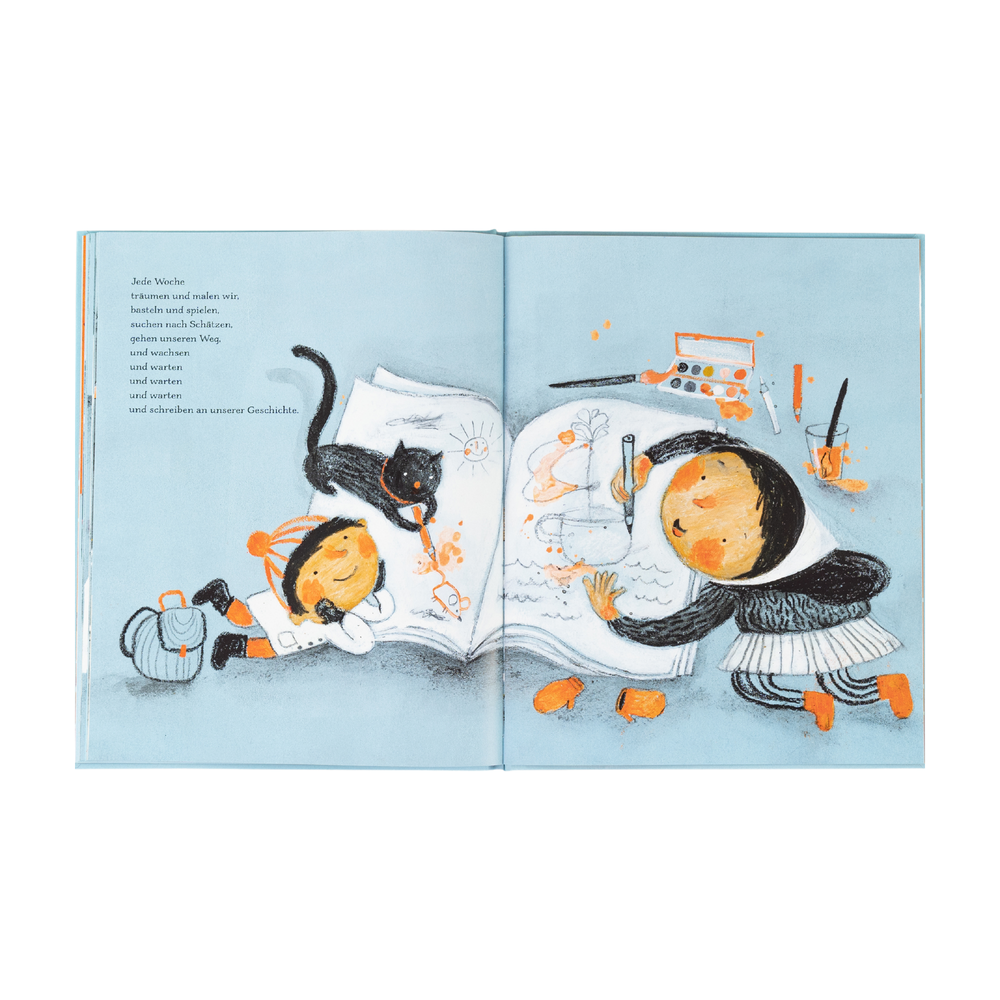Eine Doppelseite aus "Wir sind hier" von Kyo Maclear zeigt zwei Kinder und eine schwarze Katze, die gemeinsam zeichnen und Empathie vermitteln, während sie ein großes Skizzenbuch ausmalen. Der Hintergrund ist zartblau mit einem Text über Heimat auf der linken Seite.