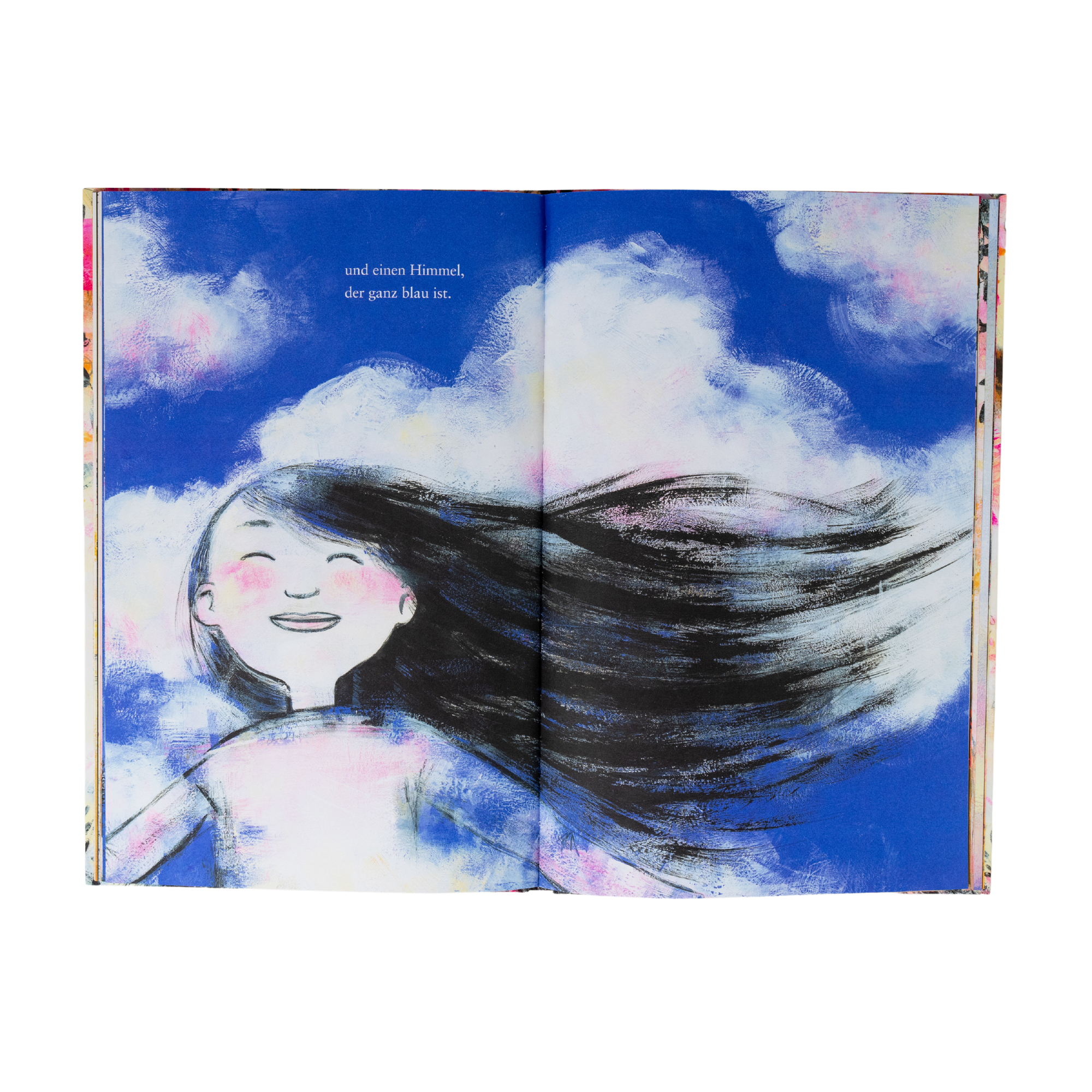 Ein illustriertes Mädchen mit langen schwarzen Haaren lächelt mit geschlossenen Augen vor einem strahlend blauen Himmel mit Schäfchenwolken. Aus 