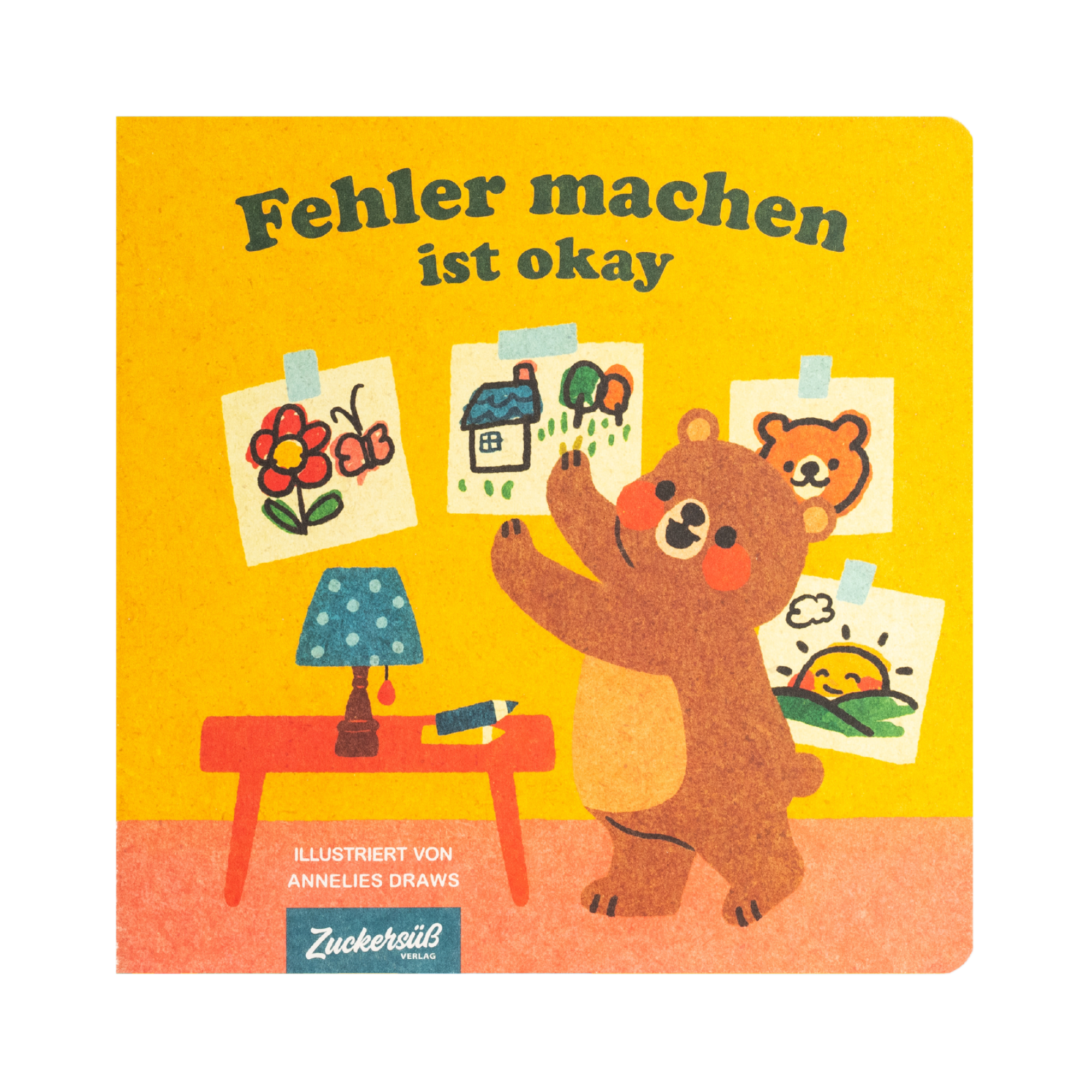 Das Kinderbuch "Fehler machen ist ok" von Annelies Draws zeigt ein Cover im Retro-Stil mit einem lächelnden Bären, der auf Wandzeichnungen zeigt, neben einem Tisch mit Lampe und Buntstiften, auf gelb-orangem Hintergrund.