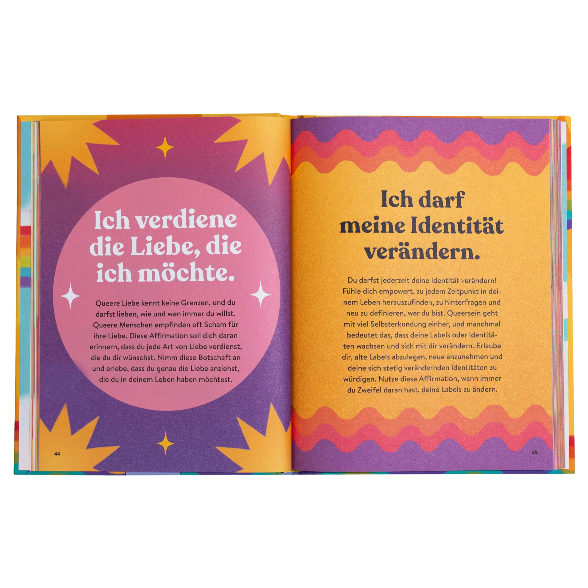 Das lebendige Buch "Queer Joy" von Jess Vosseteig zeigt fettgedruckte Seiten: links: "Ich verdiene die Liebe, die ich möchte." Rechts: "Ich darf meine Identität verändern." Beide haben dekorative Sternenbordüren und feiern die queere Existenz.