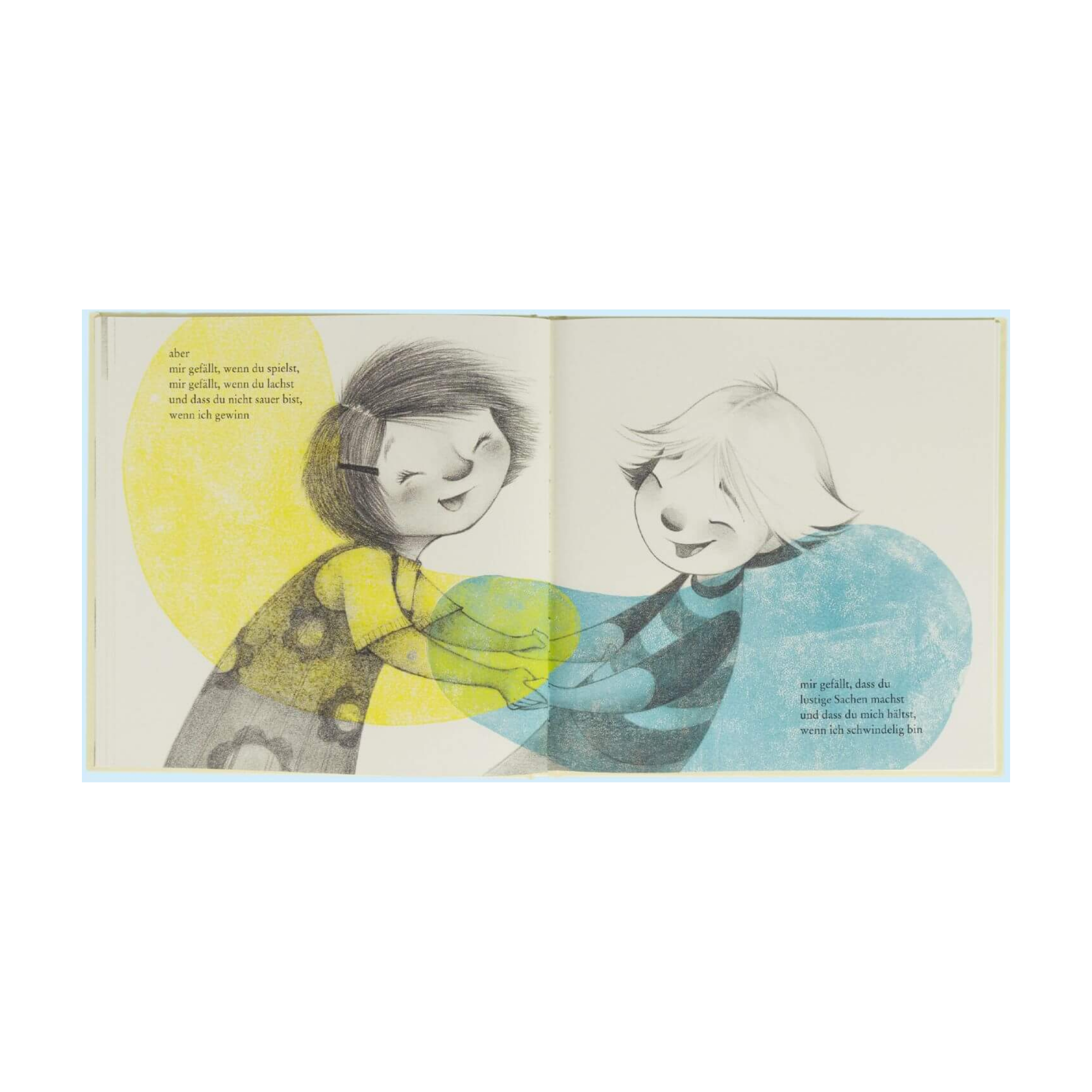 Zu sehen ist eine aufgeschlagene Seite aus "Total egal" von Julie Fogliano mit der folgenden Illustration: Zwei Kinder, eines mit dunklem Haar und eines mit hellem Haar, lächeln und halten sich an den Händen. Blaue und gelbe Formen überlagern sich um sie herum. In dem Buch geht es um Freundschaft und Empathie. 